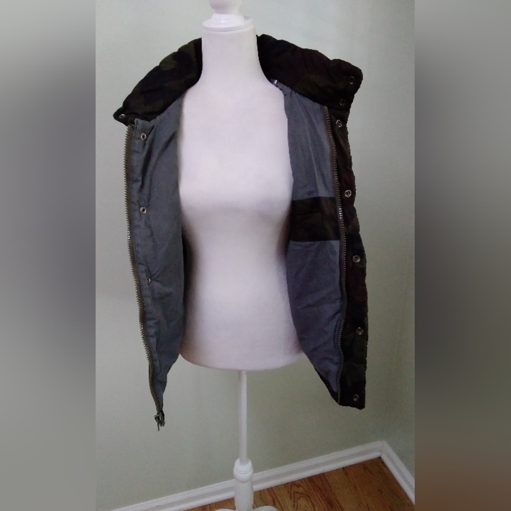 American Eagle Outfitters Camo Puffer Vest - Picture 6 of 10